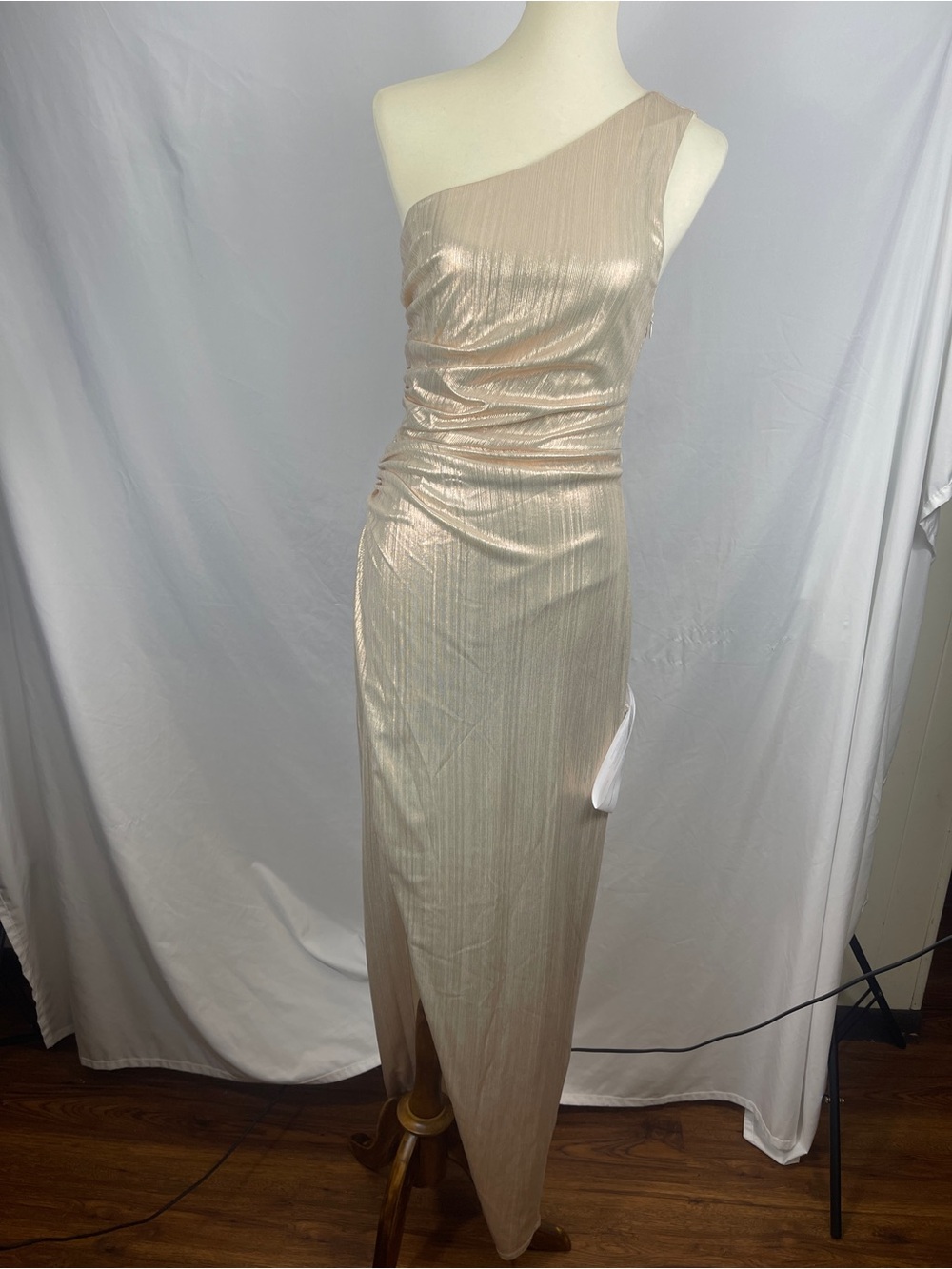 One-Shoulder Metallic BCBG Gold Evening Gown Medium